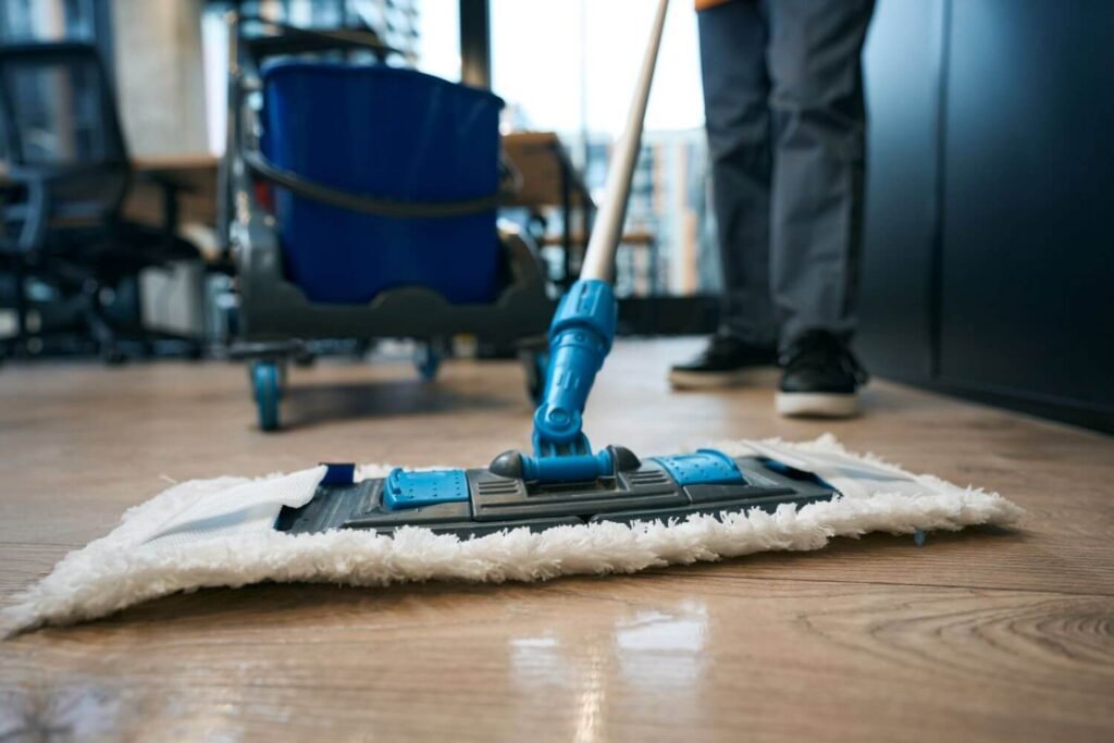 Diferença Entre Limpeza e Desinfecção: Saiba Mais Jan-Pro do Brasil - Serviços de Limpeza Comercial