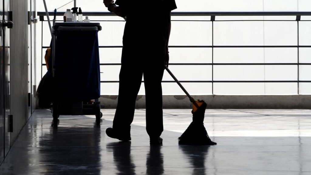Diferentes Tipos de Serviços de Limpeza Profissional e Quando Contratá-los Jan-Pro do Brasil - Serviços de Limpeza Comercial