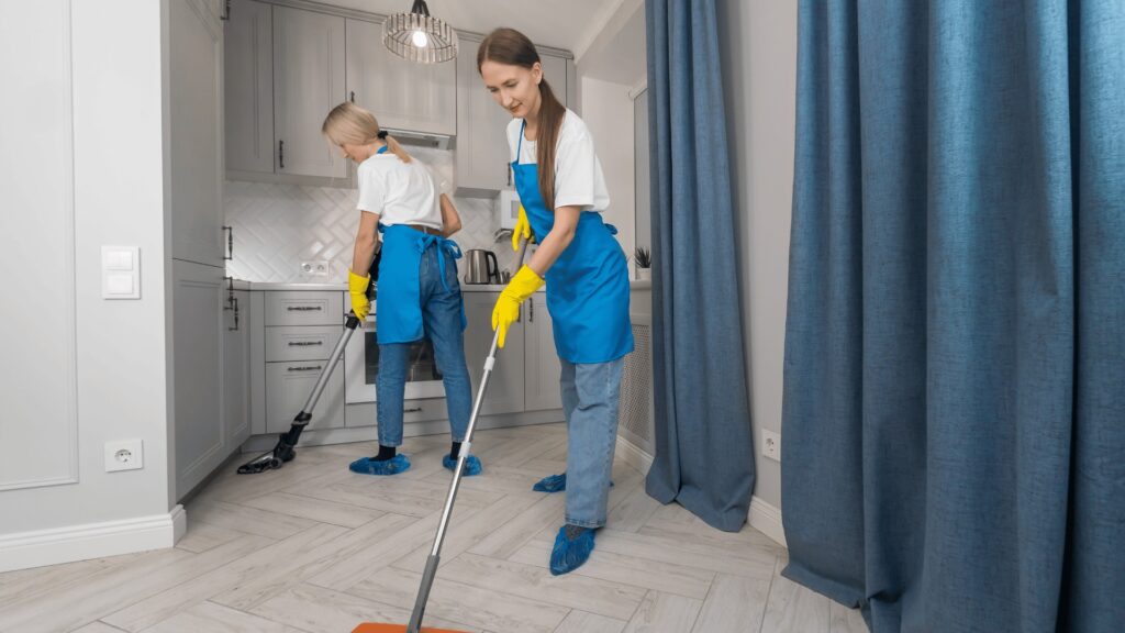 Descubra as diferenças entre limpeza profissional e comum e como isso pode impactar a saúde e a imagem do seu negócio.