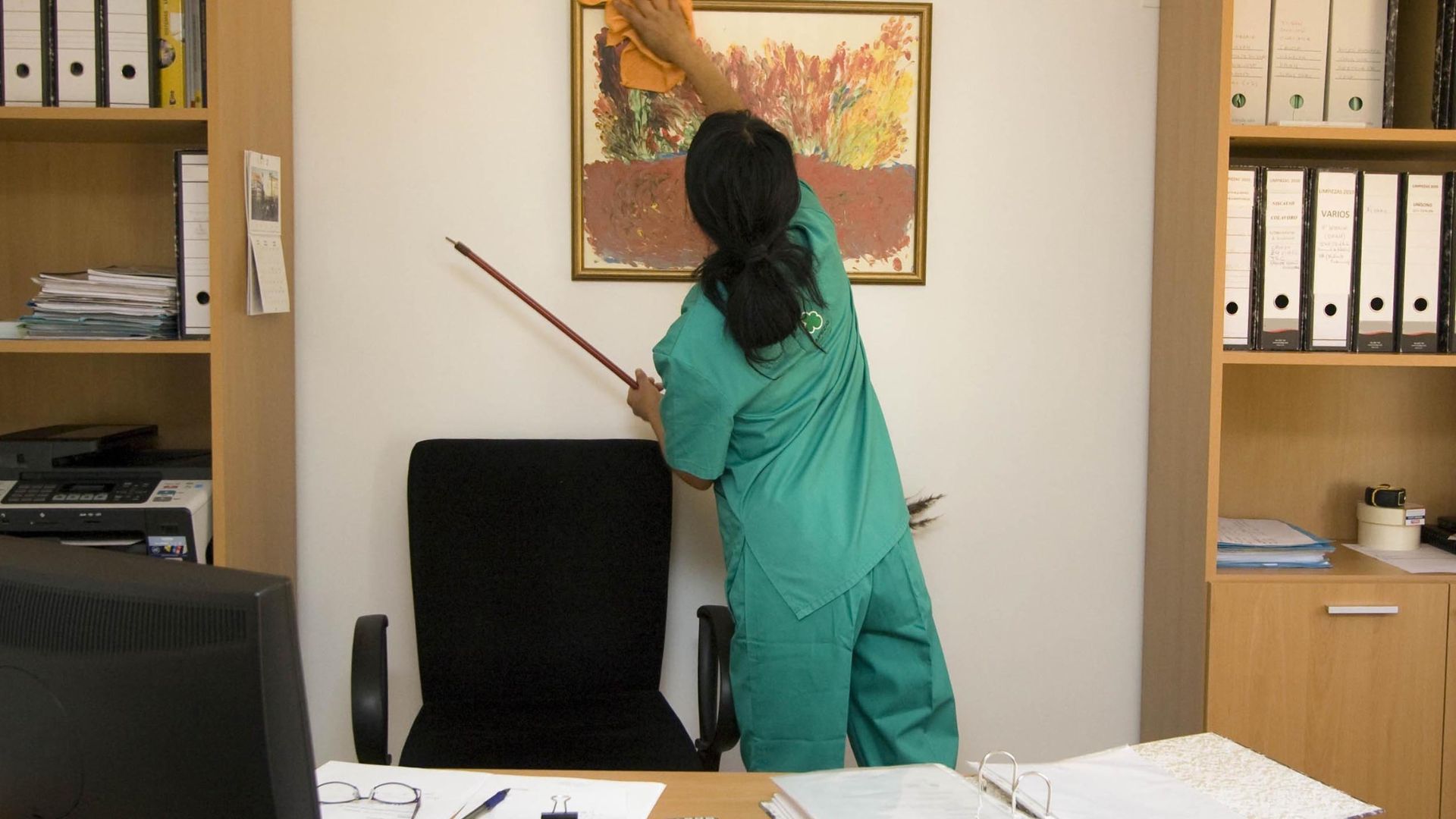 Descubra como a limpeza comercial da Jan-Pro Brasil garante ambientes seguros e higienizados para sua empresa.